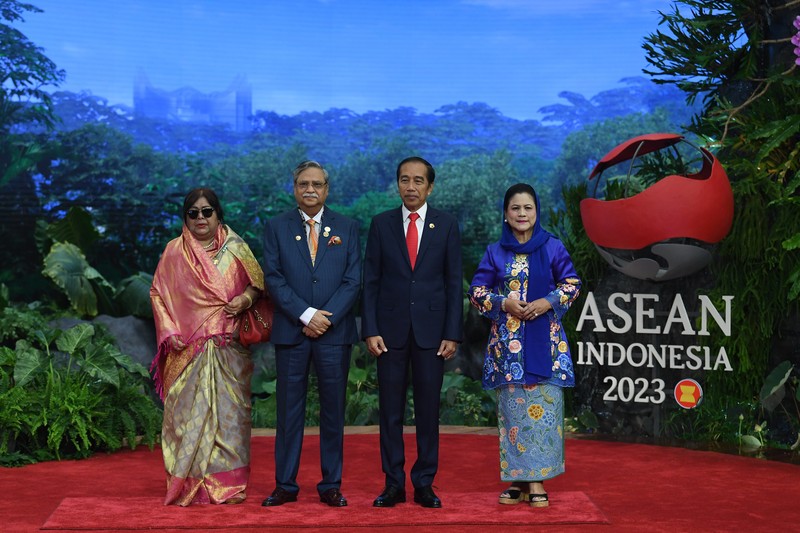 The President of Indonesia Joko Widodo and First Lady Iriana Joko Widodo welcome the arrival of the Prime Minister of Lao PDR Sonexay Siphandone and his wife Vandala Siphandone  at the 43rd ASEAN Summit venue, Jakarta Convention Center, Jakarta, Tuesday (5/9/2023). Media Center of The ASEAN Summit 2023/Aditya Pradana Putra/pras/mifta. *** Local Caption *** Presiden RI Joko Widodo bersama Ibu Negara Iriana Joko Widodo menyambut kedatangan Perdana Menteri Laos Sonexay Siphandone dan Istri Vandala Siphandone di lokasi pembukaan KTT ke-43 ASEAN di Jakarta Convention Center, Jakarta, Selasa (5/9/2023). Media Center KTT ASEAN 2023/Aditya Pradana Putra/pras.