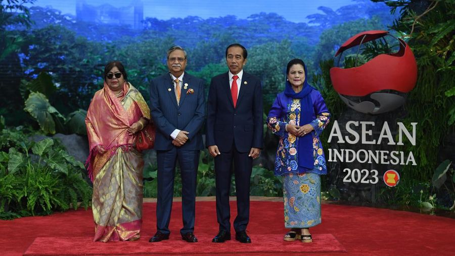 The President of Indonesia Joko Widodo and First Lady Iriana Joko Widodo welcome the arrival of the Prime Minister of Lao PDR Sonexay Siphandone and his wife Vandala Siphandone  at the 43rd ASEAN Summit venue, Jakarta Convention Center, Jakarta, Tuesday (5/9/2023). Media Center of The ASEAN Summit 2023/Aditya Pradana Putra/pras/mifta. *** Local Caption *** Presiden RI Joko Widodo bersama Ibu Negara Iriana Joko Widodo menyambut kedatangan Perdana Menteri Laos Sonexay Siphandone dan Istri Vandala Siphandone di lokasi pembukaan KTT ke-43 ASEAN di Jakarta Convention Center, Jakarta, Selasa (5/9/2023). Media Center KTT ASEAN 2023/Aditya Pradana Putra/pras.