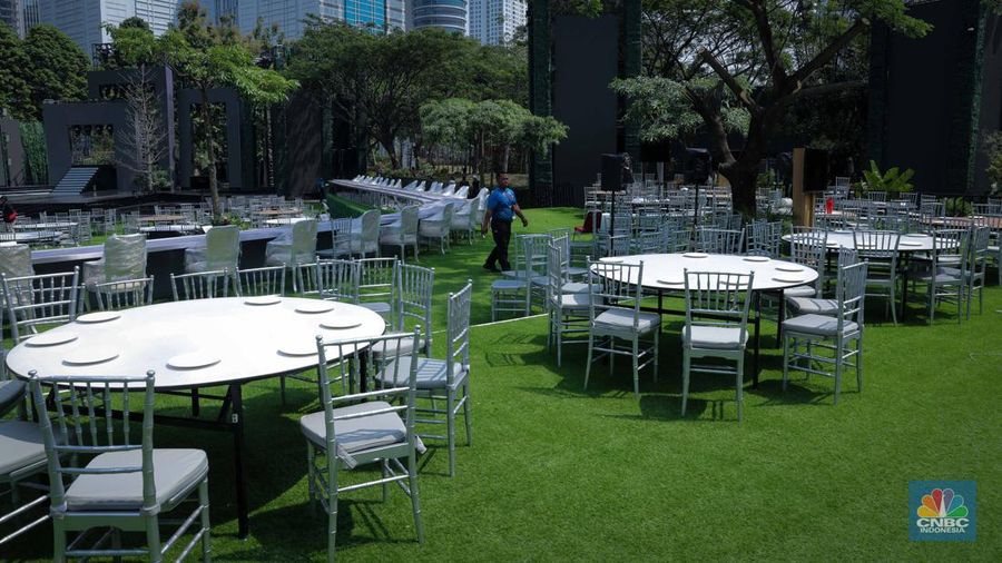 Pekerja menyiapkan dekorasi untuk Gala Dinner di Hutan Kota by Plataran, Senayan, Jakarta, Selasa (5/9/2023). (CNBC Indonesia/Faisal Rahman)