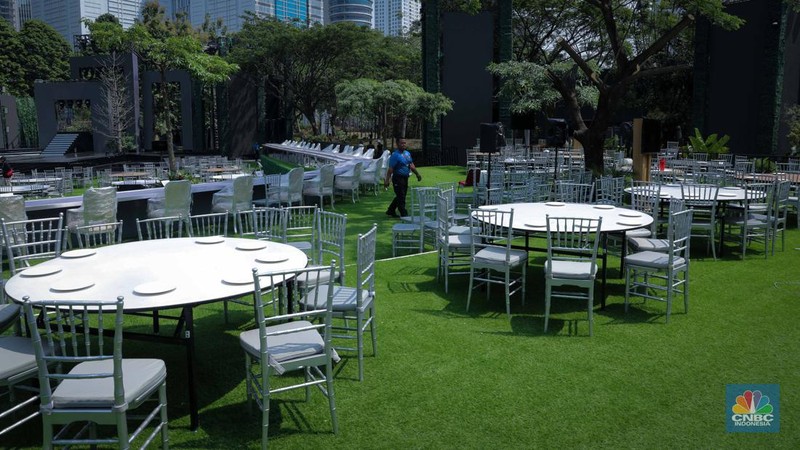 Pekerja menyiapkan dekorasi untuk Gala Dinner di Hutan Kota by Plataran, Senayan, Jakarta, Selasa (5/9/2023). (CNBC Indonesia/Faisal Rahman)