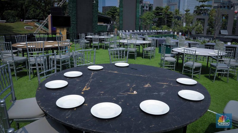 Pekerja menyiapkan dekorasi untuk Gala Dinner di Hutan Kota by Plataran, Senayan, Jakarta, Selasa (5/9/2023). (CNBC Indonesia/Faisal Rahman)