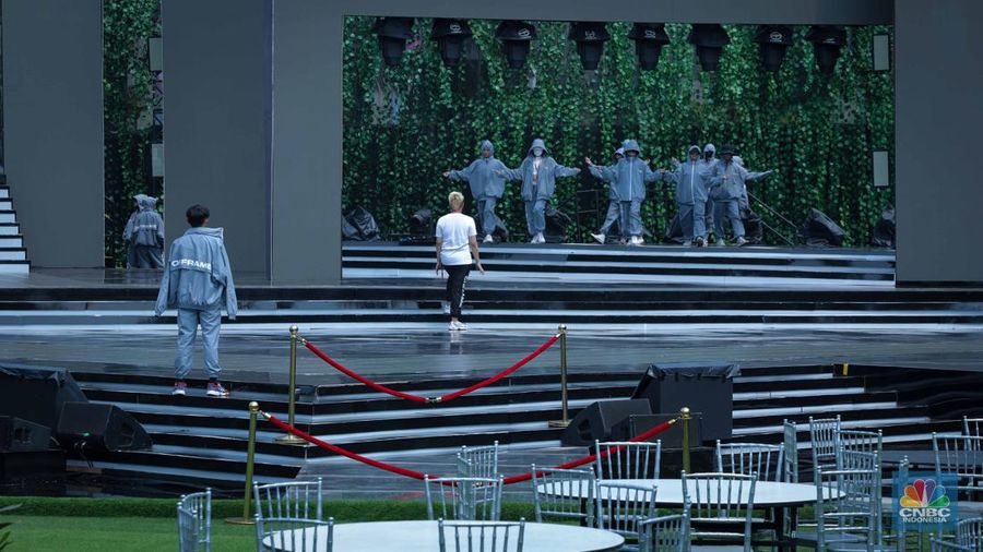 Pekerja menyiapkan dekorasi untuk Gala Dinner di Hutan Kota by Plataran, Senayan, Jakarta, Selasa (5/9/2023). (CNBC Indonesia/Faisal Rahman)