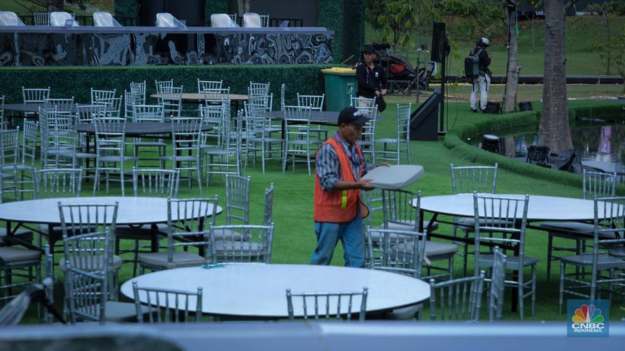 Pekerja menyiapkan dekorasi untuk Gala Dinner di Hutan Kota by Plataran, Senayan, Jakarta, Selasa (5/9/2023). (CNBC Indonesia/Faisal Rahman)