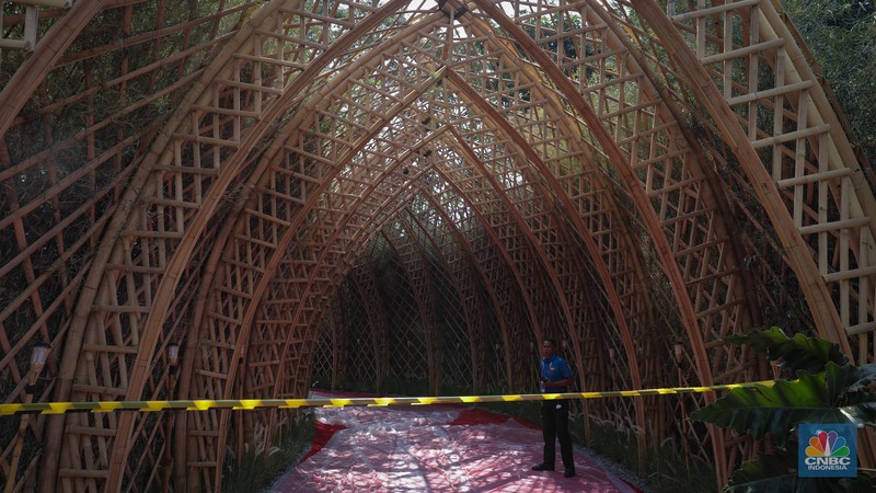 Pekerja menyiapkan dekorasi untuk Gala Dinner di Hutan Kota by Plataran, Senayan, Jakarta, Selasa (5/9/2023). Pekerja menyiapkan dekorasi untuk Gala Dinner di Hutan Kota by Plataran, Senayan, Jakarta, Selasa (5/9/2023). (CNBC Indonesia/Faisal Rahman)
