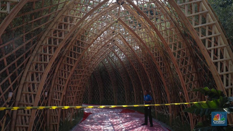 Pekerja menyiapkan dekorasi untuk Gala Dinner di Hutan Kota by Plataran, Senayan, Jakarta, Selasa (5/9/2023). (CNBC Indonesia/Faisal Rahman)