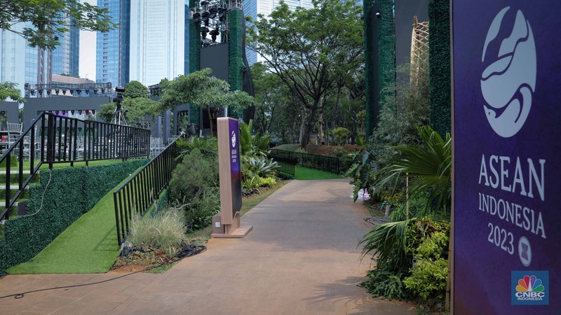 Pekerja menyiapkan dekorasi untuk Gala Dinner di Hutan Kota by Plataran, Senayan, Jakarta, Selasa (5/9/2023). Pekerja menyiapkan dekorasi untuk Gala Dinner di Hutan Kota by Plataran, Senayan, Jakarta, Selasa (5/9/2023). (CNBC Indonesia/Faisal Rahman)