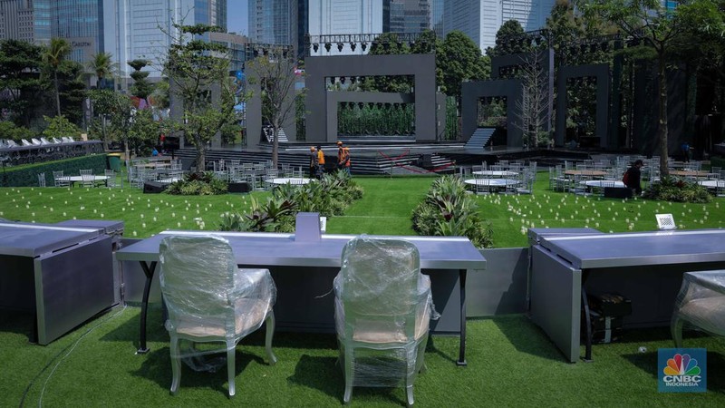 Pekerja menyiapkan dekorasi untuk Gala Dinner di Hutan Kota by Plataran, Senayan, Jakarta, Selasa (5/9/2023). (CNBC Indonesia/Faisal Rahman)