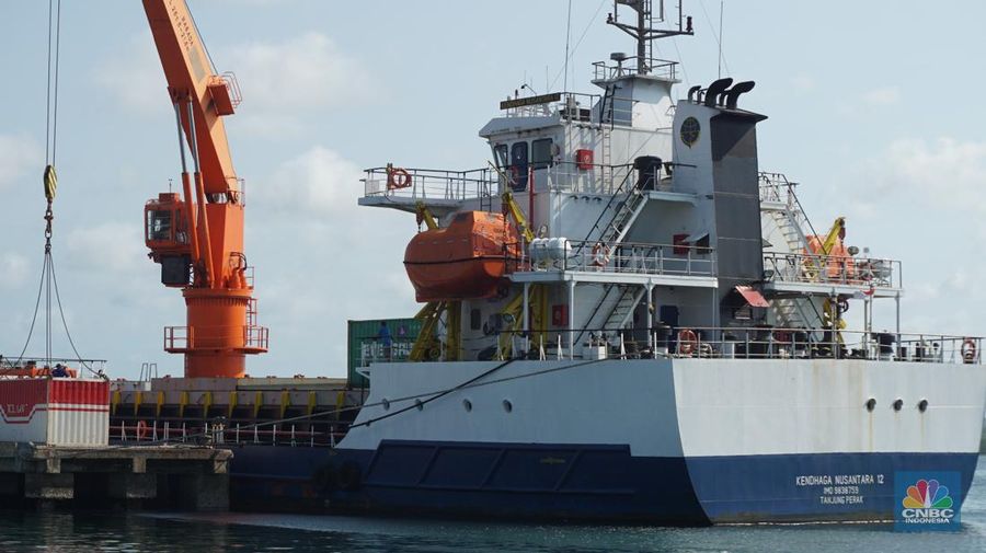 Penampakan Tol Laut di Pelabuhan Mutiara Pulau Larat. (CNBC Indonesia/Maikel Jefriando)