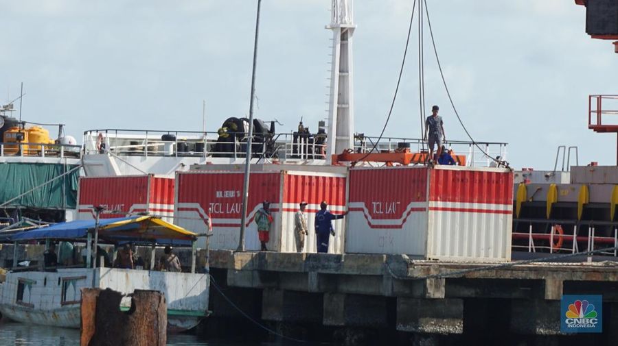 Penampakan Tol Laut di Pelabuhan Mutiara Pulau Larat. (CNBC Indonesia/Maikel Jefriando)