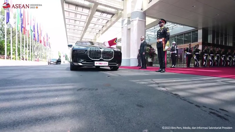 Perdana Menteri Timor Leste Xanana Gusmao cium tangan ke Ibu Negara Iriana Joko Widodo saat tiba di KTT ASEAN ke -43. (Tangkapan Layar Youtube Sekretariat Presiden)