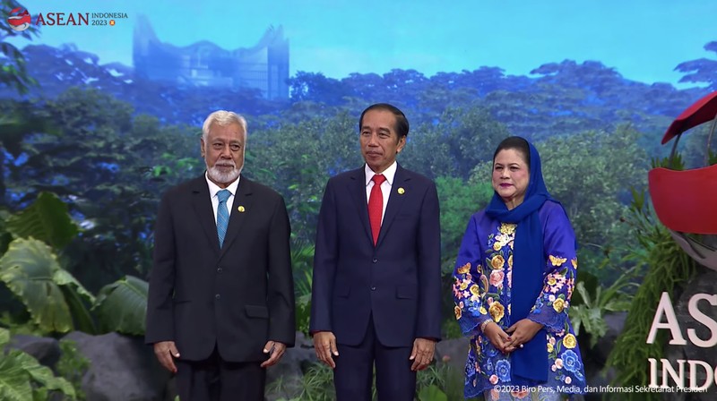 Perdana Menteri Timor Leste Xanana Gusmao cium tangan ke Ibu Negara Iriana Joko Widodo saat tiba di KTT ASEAN ke -43. Perdana Menteri Timor Leste Xanana Gusmao cium tangan ke Ibu Negara Iriana Joko Widodo saat tiba di KTT ASEAN ke -43. (Tangkapan Layar Youtube Sekretariat Presiden)