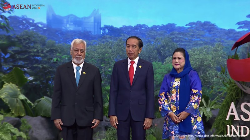 Perdana Menteri Timor Leste Xanana Gusmao cium tangan ke Ibu Negara Iriana Joko Widodo saat tiba di KTT ASEAN ke -43. (Tangkapan Layar Youtube Sekretariat Presiden)