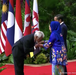 Hadiri KTT ASEAN, Xanana Gusmao Cium Tangan Iriana Jokowi