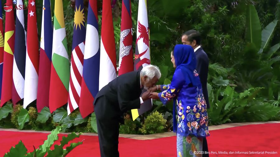Perdana Menteri Timor Leste Xanana Gusmao cium tangan ke Ibu Negara Iriana Joko Widodo saat tiba di KTT ASEAN ke -43. (Tangkapan Layar Youtube Sekretariat Presiden)