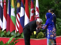 Hadiri KTT ASEAN, Xanana Gusmao Cium Tangan Iriana Jokowi
