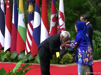 Potret Saat Xanana Gusmao Cium Tangan Iriana di Depan Jokowi