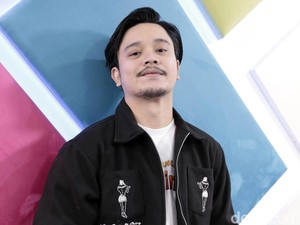 7 Artis Pria Indonesia yang Berdarah Batak, Pesonanya Menawan