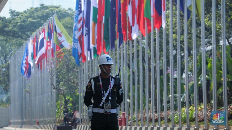 Petugas keamanan berjaga di sekitar gedung Plenary Hall, Jakarta Convention Center (JCC), Senayan, Jakarta, Selasa (5/9/2023). (CNBC Indonesia/Faisal Rahman)