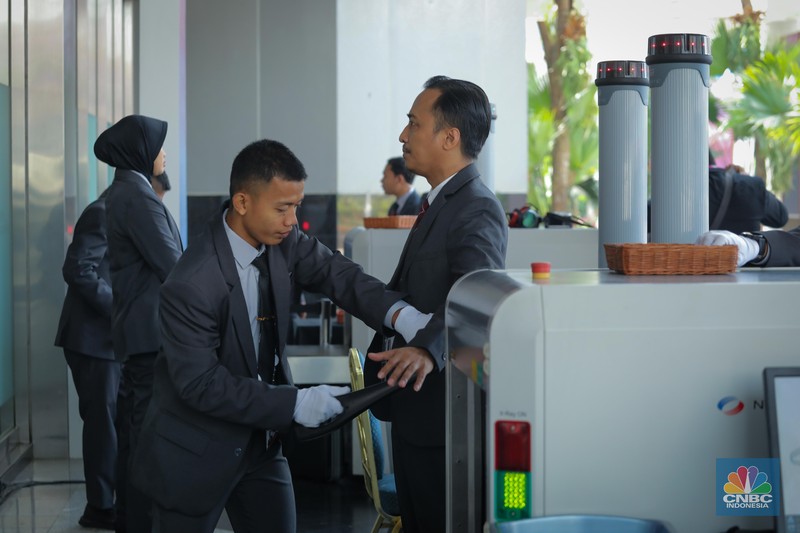 Petugas keamanan berjaga di sekitar gedung Plenary Hall, Jakarta Convention Center (JCC), Senayan, Jakarta, Selasa (5/9/2023). (CNBC Indonesia/Faisal Rahman)