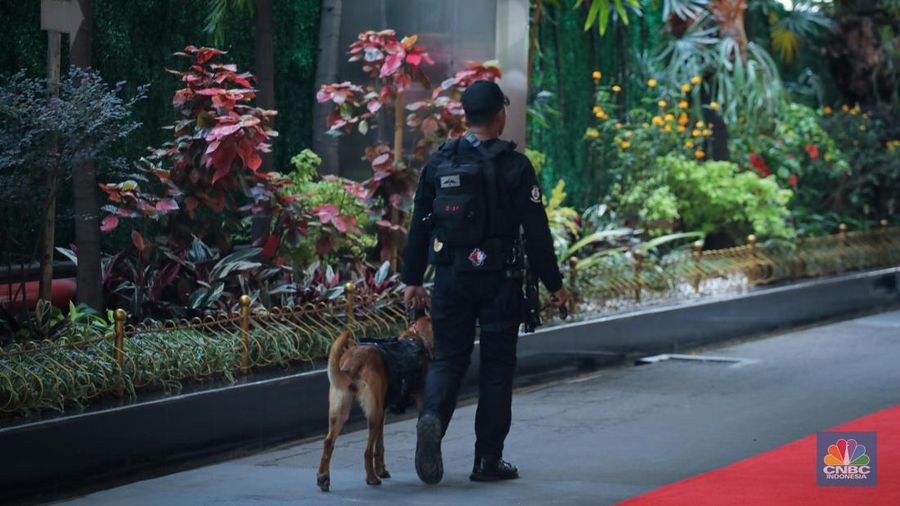Petugas keamanan berjaga di sekitar gedung Plenary Hall, Jakarta Convention Center (JCC), Senayan, Jakarta, Selasa (5/9/2023). (CNBC Indonesia/Faisal Rahman)