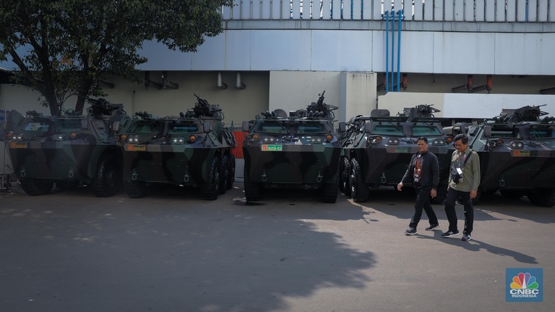 Petugas keamanan berjaga di sekitar gedung Plenary Hall, Jakarta Convention Center (JCC), Senayan, Jakarta, Selasa (5/9/2023). (CNBC Indonesia/Faisal Rahman)