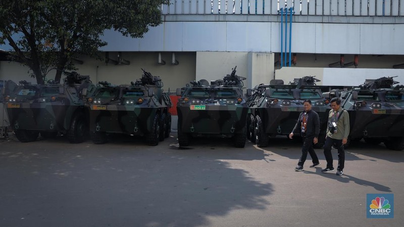 Petugas keamanan berjaga di sekitar gedung Plenary Hall, Jakarta Convention Center (JCC), Senayan, Jakarta, Selasa (5/9/2023). (CNBC Indonesia/Faisal Rahman)