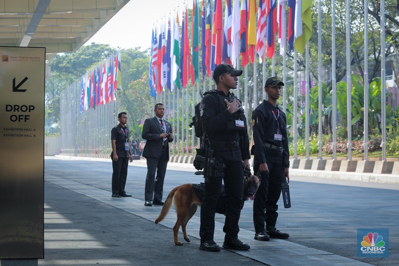 Petugas keamanan berjaga di sekitar gedung Plenary Hall, Jakarta Convention Center (JCC), Senayan, Jakarta, Selasa (5/9/2023). (CNBC Indonesia/Faisal Rahman)