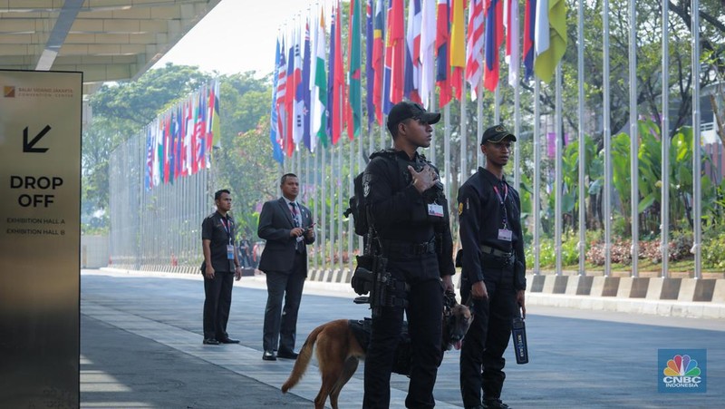 Petugas keamanan berjaga di sekitar gedung Plenary Hall, Jakarta Convention Center (JCC), Senayan, Jakarta, Selasa (5/9/2023). (CNBC Indonesia/Faisal Rahman)