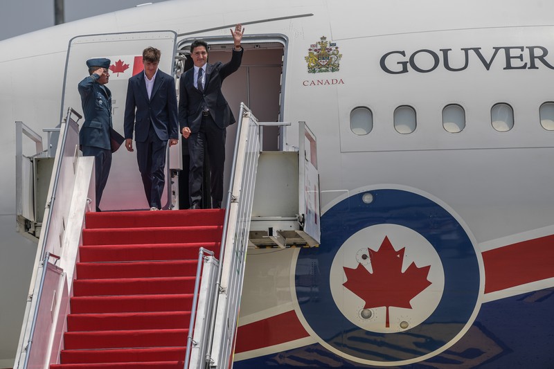 PM Canada Justin Trudeau Arrives in Indonesia Perdana Menteri Kanada Justin Trudeau (kanan) bersama Putranya Xavier Trudeau (kiri) menuruni tangga pesawat setibanya di Terminal VVIP Bandara Soekarno-Hatta, Tangerang, Banten, Selasa (5/9/2023). Media Center KTT ASEAN 2023/Muhammad Adimaja/pras.