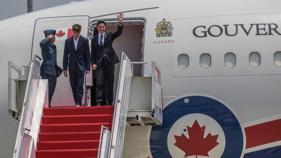 Perdana Menteri Kanada Justin Trudeau (kanan) bersama Putranya Xavier Trudeau (kiri) menuruni tangga pesawat setibanya di Terminal VVIP Bandara Soekarno-Hatta, Tangerang, Banten, Selasa (5/9/2023). Media Center KTT ASEAN 2023/Muhammad Adimaja/pras.