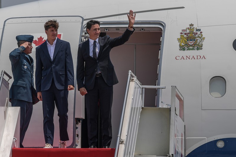 PM Canada Justin Trudeau Arrives in Indonesia Perdana Menteri Kanada Justin Trudeau (kanan) bersama Putranya Xavier Trudeau (kiri) menuruni tangga pesawat setibanya di Terminal VVIP Bandara Soekarno-Hatta, Tangerang, Banten, Selasa (5/9/2023). Media Center KTT ASEAN 2023/Muhammad Adimaja/pras.