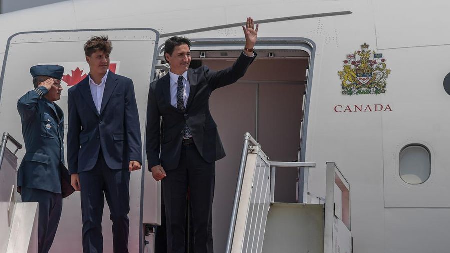 Perdana Menteri Kanada Justin Trudeau (kanan) bersama Putranya Xavier Trudeau (kiri) menuruni tangga pesawat setibanya di Terminal VVIP Bandara Soekarno-Hatta, Tangerang, Banten, Selasa (5/9/2023). Media Center KTT ASEAN 2023/Muhammad Adimaja/pras.