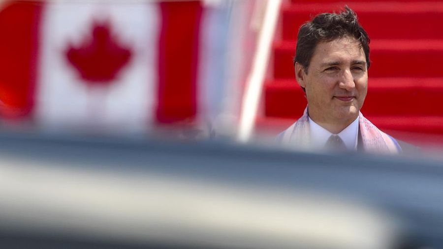 Perdana Menteri Kanada Justin Trudeau (kanan) bersama Putranya Xavier Trudeau (kiri) menuruni tangga pesawat setibanya di Terminal VVIP Bandara Soekarno-Hatta, Tangerang, Banten, Selasa (5/9/2023). Media Center KTT ASEAN 2023/Muhammad Adimaja/pras.
