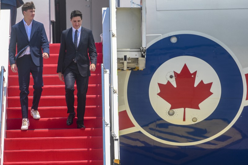 PM Canada Justin Trudeau Arrives in Indonesia Perdana Menteri Kanada Justin Trudeau (kanan) bersama Putranya Xavier Trudeau (kiri) menuruni tangga pesawat setibanya di Terminal VVIP Bandara Soekarno-Hatta, Tangerang, Banten, Selasa (5/9/2023). Media Center KTT ASEAN 2023/Muhammad Adimaja/pras.