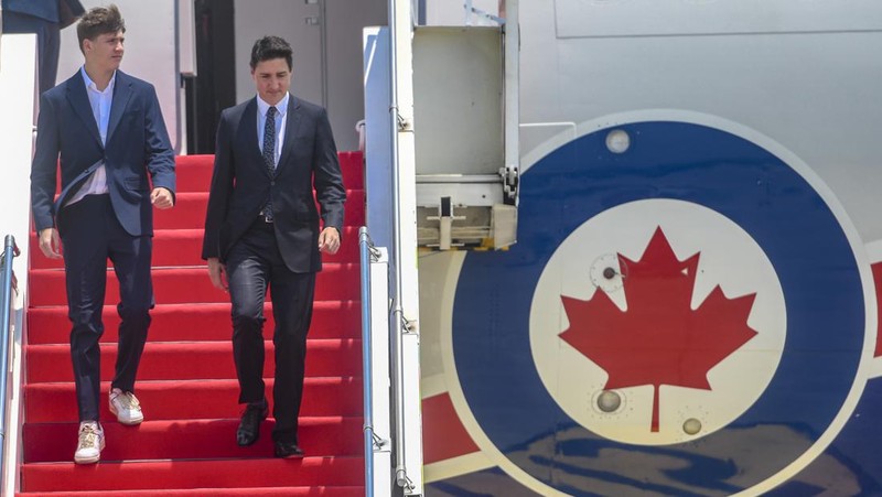 Perdana Menteri Kanada Justin Trudeau (kanan) bersama Putranya Xavier Trudeau (kiri) menuruni tangga pesawat setibanya di Terminal VVIP Bandara Soekarno-Hatta, Tangerang, Banten, Selasa (5/9/2023). Media Center KTT ASEAN 2023/Muhammad Adimaja/pras.