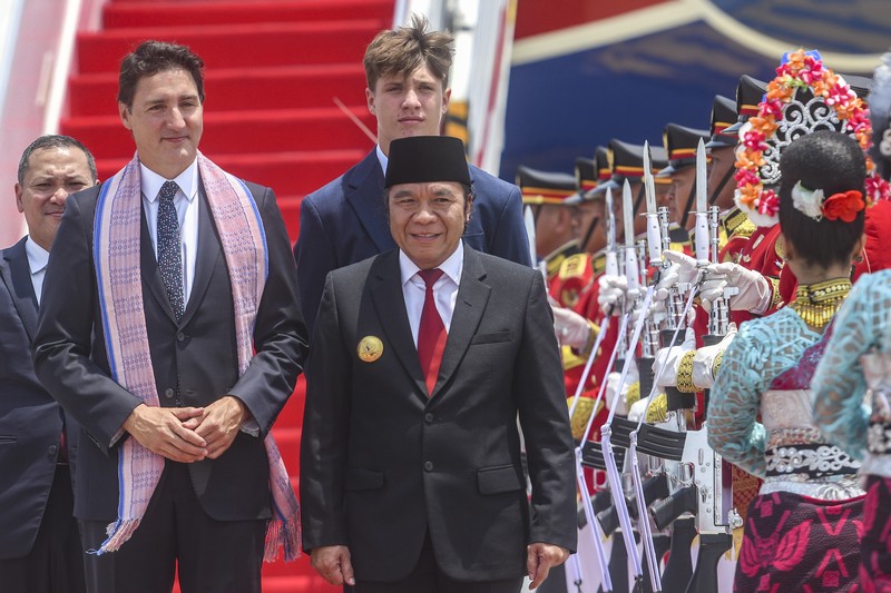 PM Canada Justin Trudeau Arrives in Indonesia Perdana Menteri Kanada Justin Trudeau (kanan) bersama Putranya Xavier Trudeau (kiri) menuruni tangga pesawat setibanya di Terminal VVIP Bandara Soekarno-Hatta, Tangerang, Banten, Selasa (5/9/2023). Media Center KTT ASEAN 2023/Muhammad Adimaja/pras.
