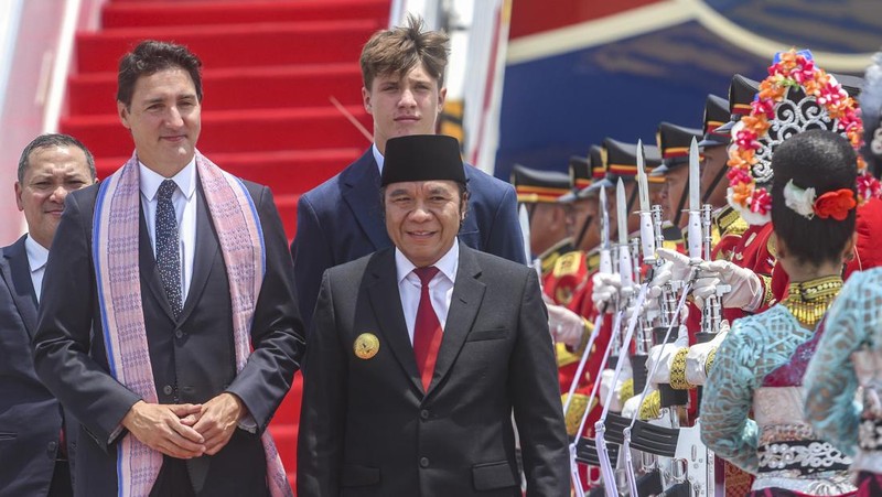 Perdana Menteri Kanada Justin Trudeau (kanan) bersama Putranya Xavier Trudeau (kiri) menuruni tangga pesawat setibanya di Terminal VVIP Bandara Soekarno-Hatta, Tangerang, Banten, Selasa (5/9/2023). Media Center KTT ASEAN 2023/Muhammad Adimaja/pras.