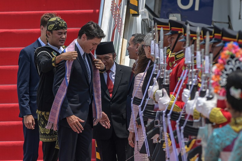 PM Canada Justin Trudeau Arrives in Indonesia Perdana Menteri Kanada Justin Trudeau (kanan) bersama Putranya Xavier Trudeau (kiri) menuruni tangga pesawat setibanya di Terminal VVIP Bandara Soekarno-Hatta, Tangerang, Banten, Selasa (5/9/2023). Media Center KTT ASEAN 2023/Muhammad Adimaja/pras.