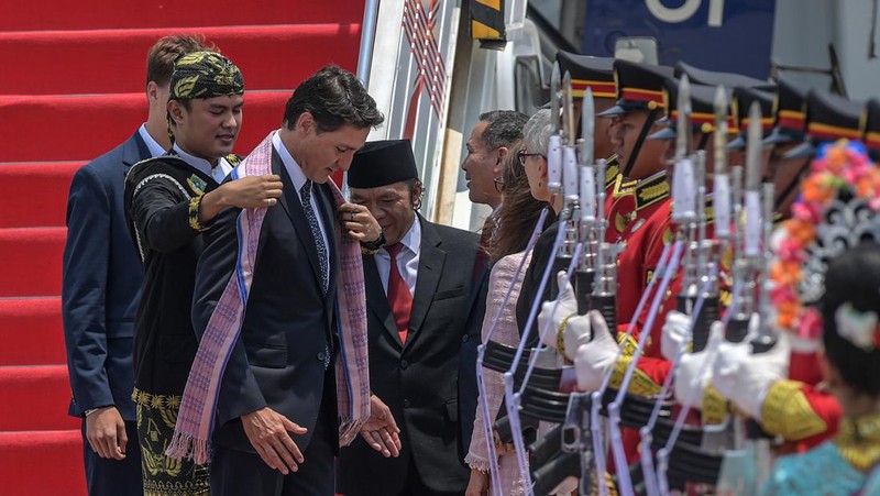 Perdana Menteri Kanada Justin Trudeau (kanan) bersama Putranya Xavier Trudeau (kiri) menuruni tangga pesawat setibanya di Terminal VVIP Bandara Soekarno-Hatta, Tangerang, Banten, Selasa (5/9/2023). Media Center KTT ASEAN 2023/Muhammad Adimaja/pras.