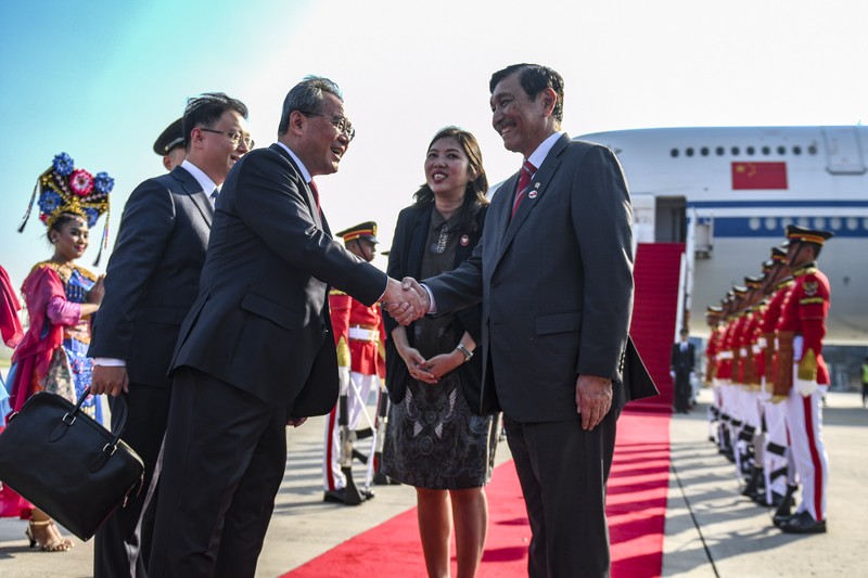 Perdana Menteri Cook Island Mark Brown (tengah) didampingi Sekjen Kemenhub Novie Riyanto (kiri) dan Pj Gubernur Banten Al Muktabar (kedua kanan) berjalan keluar meninggalkan bandara usai tiba di Terminal VVIP Bandara Soekarno-Hatta, Tangerang, Banten, Minggu (3/9/2023). Perdana Menteri Cook Island Mark Brown (tengah) didampingi Sekjen Kemenhub Novie Riyanto (kiri) dan Pj Gubernur Banten Al Muktabar (kedua kanan) berjalan keluar meninggalkan bandara usai tiba di Terminal VVIP Bandara Soekarno-Hatta, Tangerang, Banten, Minggu (3/9/2023). (Dok. Media Center KTT ASEAN 2023/Harviyan Perdana Putra/pras)