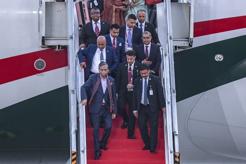 Perdana Menteri Cook Island Mark Brown (tengah) didampingi Sekjen Kemenhub Novie Riyanto (kiri) dan Pj Gubernur Banten Al Muktabar (kedua kanan) berjalan keluar meninggalkan bandara usai tiba di Terminal VVIP Bandara Soekarno-Hatta, Tangerang, Banten, Minggu (3/9/2023). Perdana Menteri Cook Island Mark Brown (tengah) didampingi Sekjen Kemenhub Novie Riyanto (kiri) dan Pj Gubernur Banten Al Muktabar (kedua kanan) berjalan keluar meninggalkan bandara usai tiba di Terminal VVIP Bandara Soekarno-Hatta, Tangerang, Banten, Minggu (3/9/2023). (Dok. Media Center KTT ASEAN 2023/Harviyan Perdana Putra/pras)