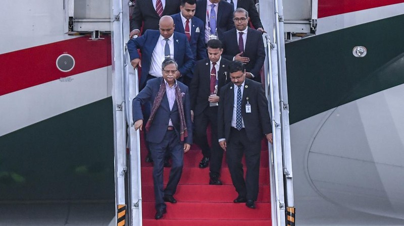 Perdana Menteri Cook Island Mark Brown (tengah) didampingi Sekjen Kemenhub Novie Riyanto (kiri) dan Pj Gubernur Banten Al Muktabar (kedua kanan) berjalan keluar meninggalkan bandara usai tiba di Terminal VVIP Bandara Soekarno-Hatta, Tangerang, Banten, Minggu (3/9/2023). (Dok. Media Center KTT ASEAN 2023/Harviyan Perdana Putra/pras)