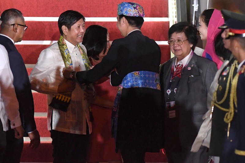 Perdana Menteri Cook Island Mark Brown (tengah) didampingi Sekjen Kemenhub Novie Riyanto (kiri) dan Pj Gubernur Banten Al Muktabar (kedua kanan) berjalan keluar meninggalkan bandara usai tiba di Terminal VVIP Bandara Soekarno-Hatta, Tangerang, Banten, Minggu (3/9/2023). Perdana Menteri Cook Island Mark Brown (tengah) didampingi Sekjen Kemenhub Novie Riyanto (kiri) dan Pj Gubernur Banten Al Muktabar (kedua kanan) berjalan keluar meninggalkan bandara usai tiba di Terminal VVIP Bandara Soekarno-Hatta, Tangerang, Banten, Minggu (3/9/2023). (Dok. Media Center KTT ASEAN 2023/Harviyan Perdana Putra/pras)