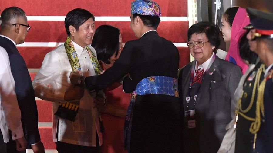 Perdana Menteri Cook Island Mark Brown (tengah) didampingi Sekjen Kemenhub Novie Riyanto (kiri) dan Pj Gubernur Banten Al Muktabar (kedua kanan) berjalan keluar meninggalkan bandara usai tiba di Terminal VVIP Bandara Soekarno-Hatta, Tangerang, Banten, Minggu (3/9/2023). (Dok. Media Center KTT ASEAN 2023/Harviyan Perdana Putra/pras)