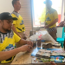 Warga di Perbatasan Australia Ramai Tukar Uang: Bawa Kresek