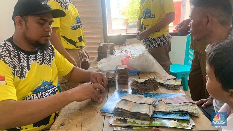 Proses penukaran uang di Pulau Larat, Tanimbar, Maluku. (CNBC Indonesia/Maikel Jefriando)