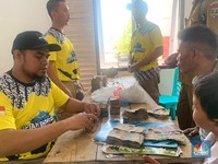 Warga di Perbatasan Australia Ramai Tukar Uang: Bawa Kresek