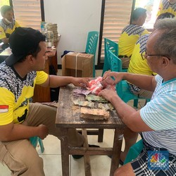 Warga Perbatasan RI-Aussie Tukar Uang, Bawa Kardus & Kresek