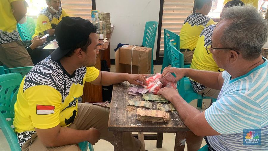 Proses penukaran uang di Pulau Larat, Tanimbar, Maluku. (CNBC Indonesia/Maikel Jefriando)