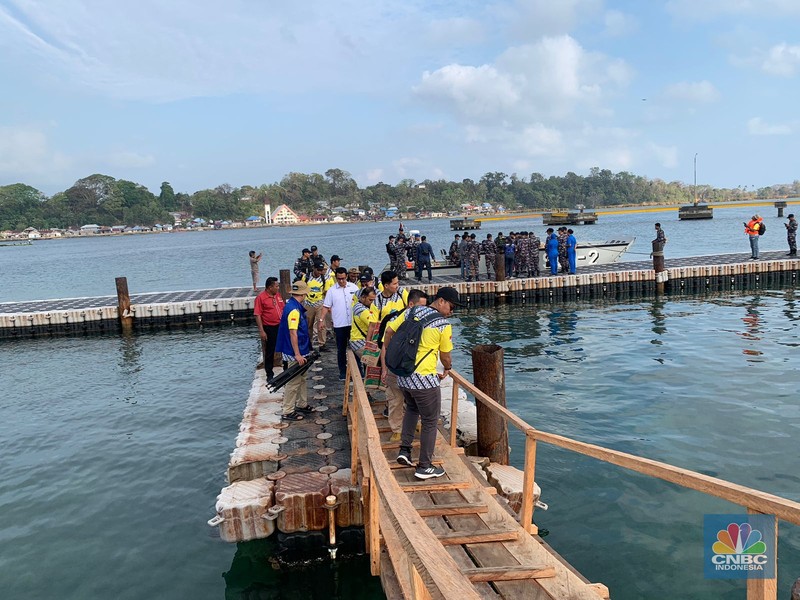 Rupiah Busuk di Pulau Terpencil RI: Lusuh, Sobek, Nyaris Hancur. (CNBC Indonesia/Maikel Jefriando)